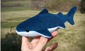 Peluche requin bleu marine et bleu ciel