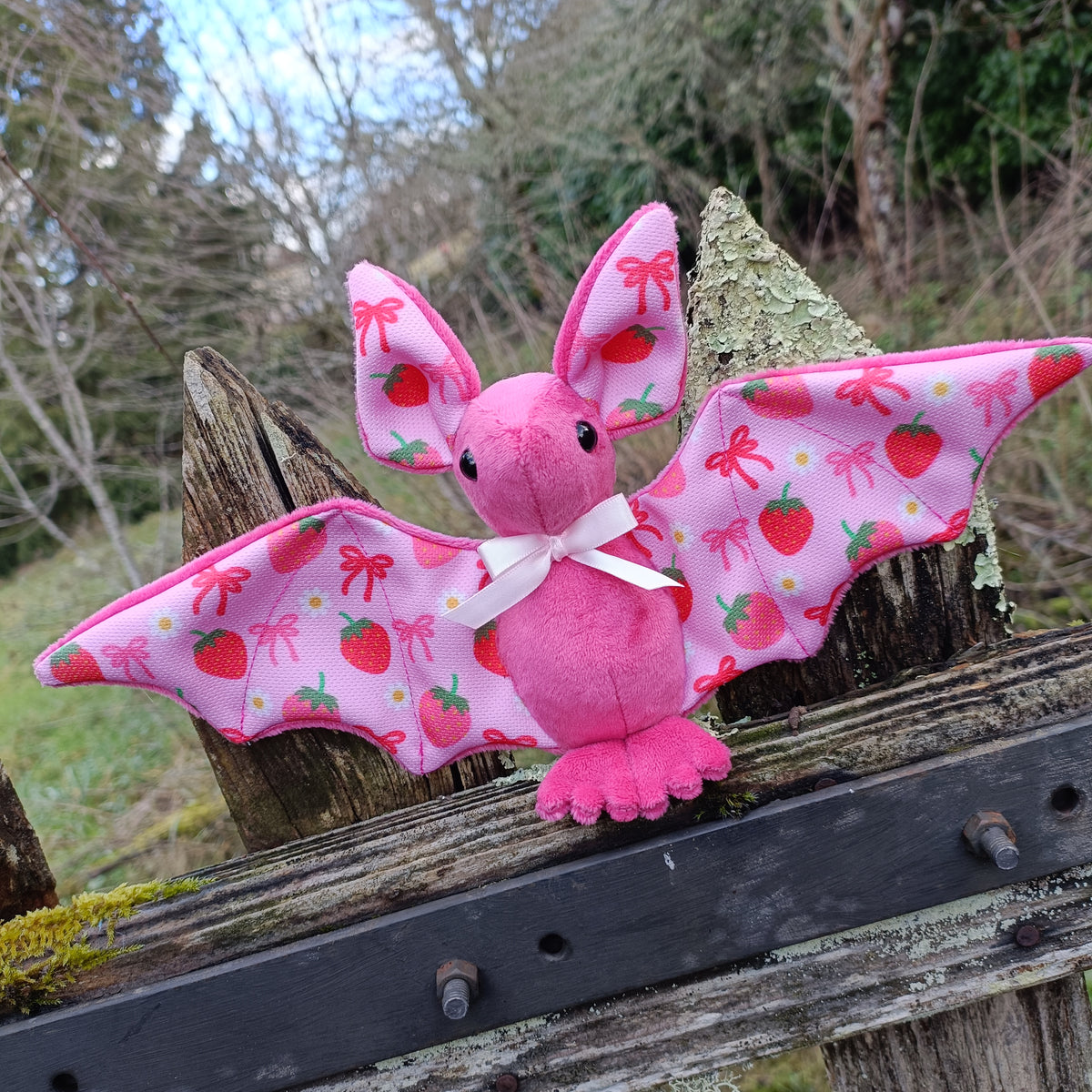 Peluche chauve souris fraise