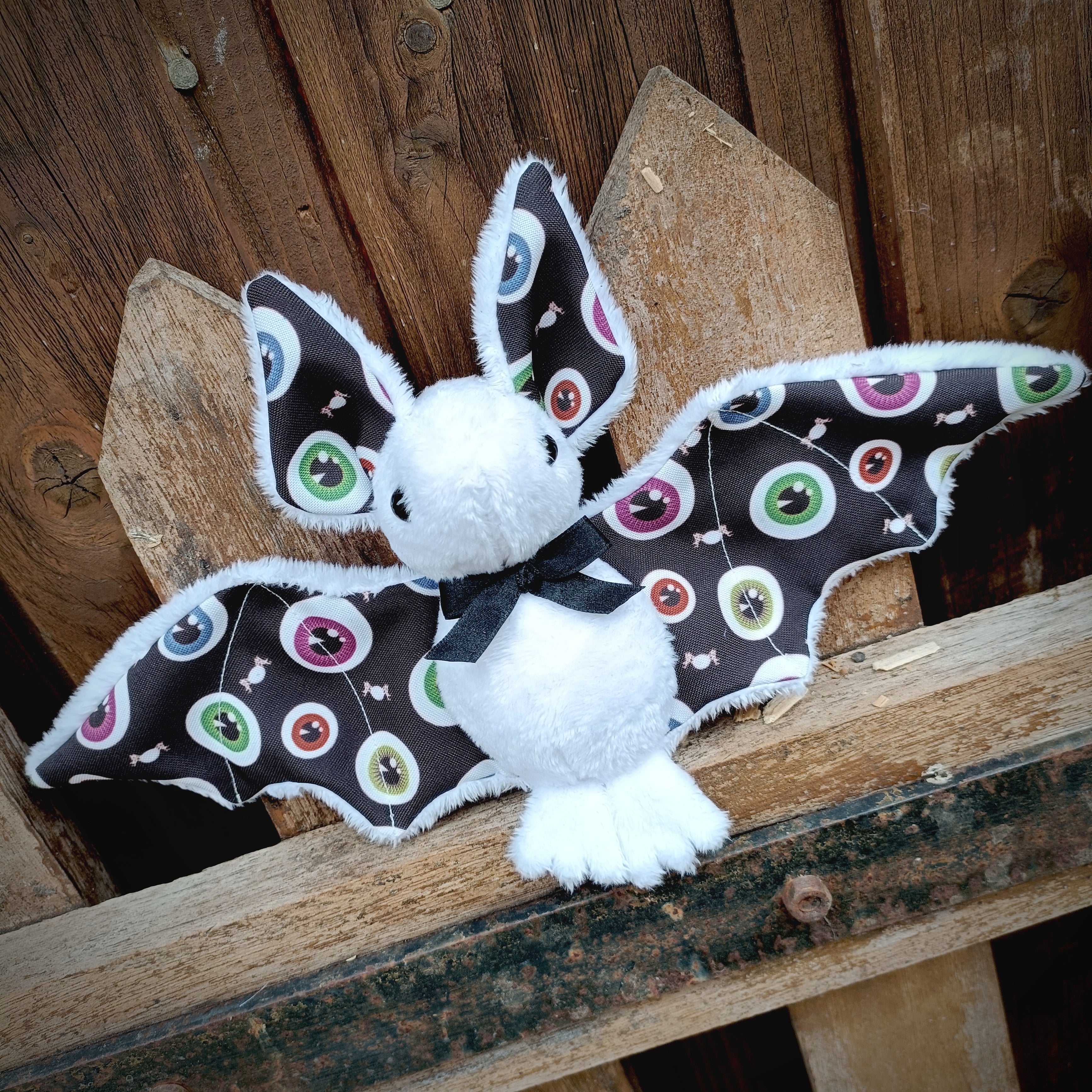 Peluche chauve souris oeil d'halloween blanche