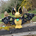 Peluche chauve souris Sorcellerie moutarde