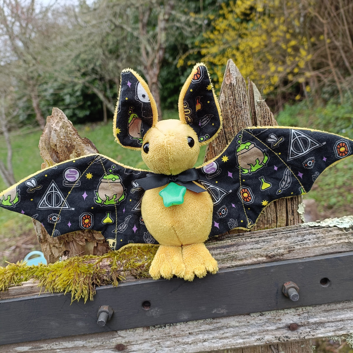 Peluche chauve souris Sorcellerie moutarde